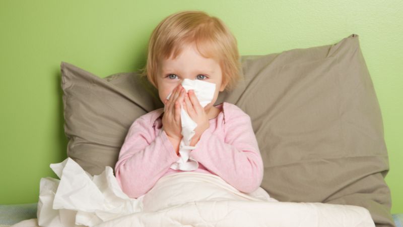 Trẻ bị sổ mũi lâu ngày không khỏi có nên đưa đi khám không?