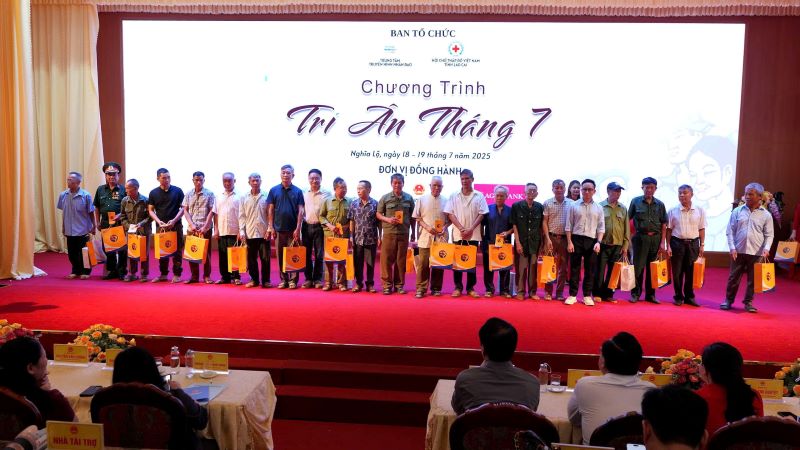 Thuốc nhỏ mắt Eskar của DK Pharma đồng hành cùng chương trình tri ân tháng 7 tại Nghĩa Lộ, Lào Cai